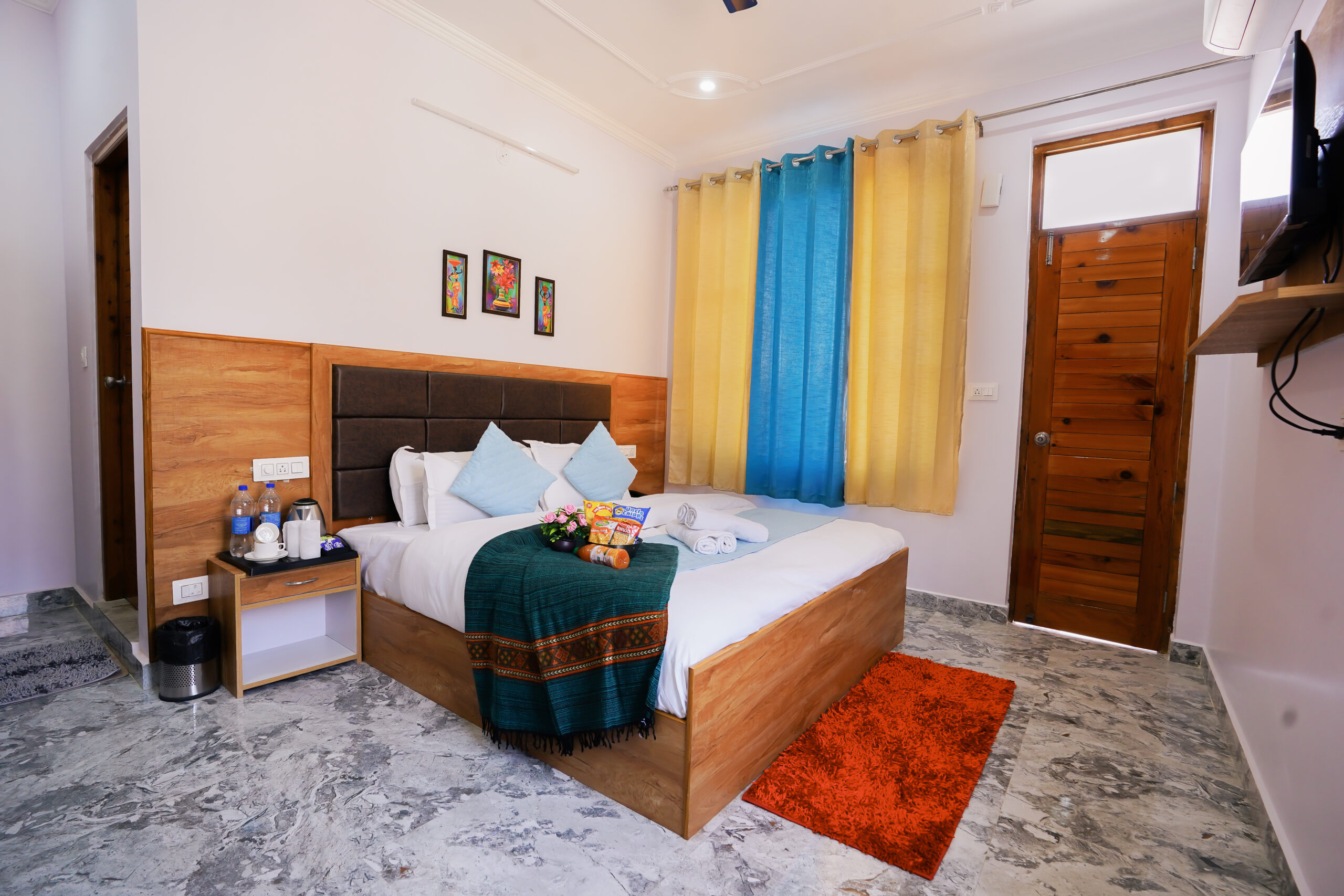 Super Deluxe Room at Hotel Sparrow Dharamshala — king bed, valley-view balcony, smart TV and work desk